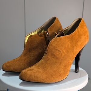 Colin Stuart Tan Heeled Suede leather booties size 7.5 4" heel